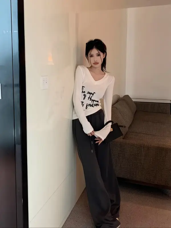 White top with black letter print - Image 4
