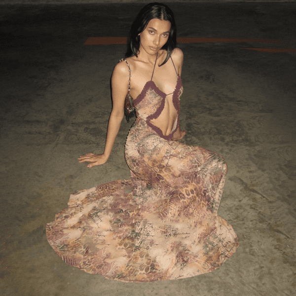 Loose navel-baring dress with suspenders and ruffles
